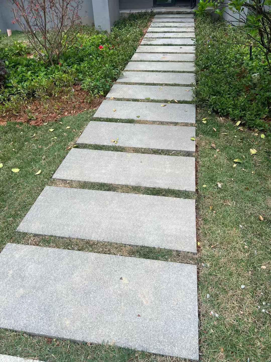 中卫 芝麻黑小区踏步、汀步石铺装效果