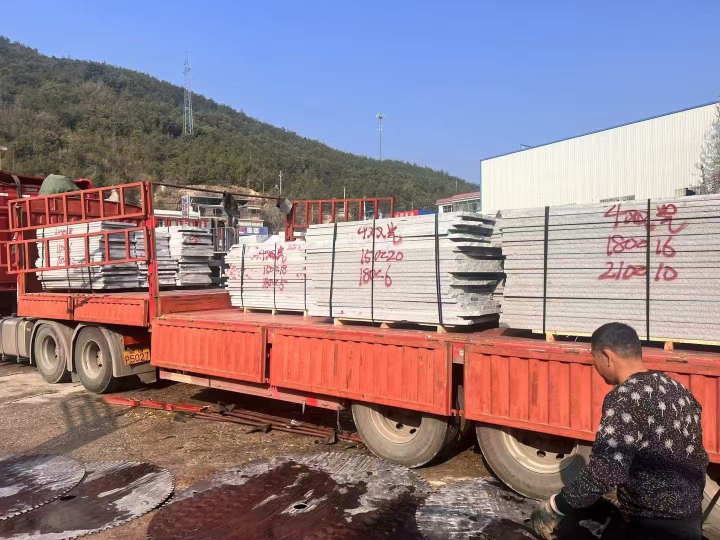 中卫 芝麻灰花岗岩光面毛板出货日常