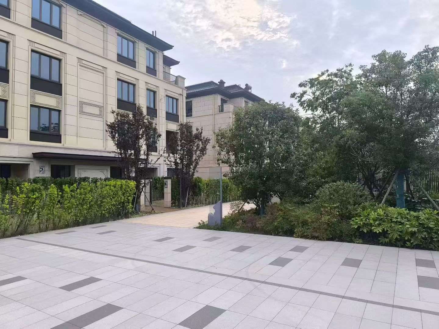 中卫 芝麻白与芝麻白搭配铺装，尺寸1200*600